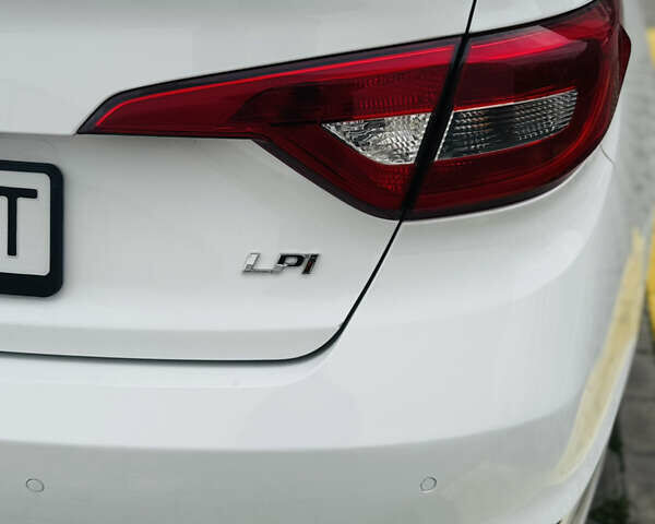 Білий Хендай Соната, об'ємом двигуна 2 л та пробігом 378 тис. км за 11300 $, фото 13 на Automoto.ua