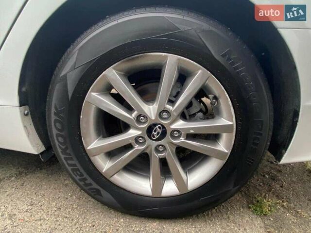 Белый Хендай Соната, объемом двигателя 2 л и пробегом 394 тыс. км за 10290 $, фото 7 на Automoto.ua