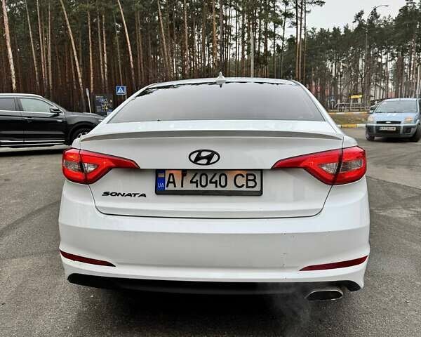 Белый Хендай Соната, объемом двигателя 2.36 л и пробегом 150 тыс. км за 9500 $, фото 4 на Automoto.ua
