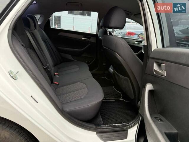 Білий Хендай Соната, об'ємом двигуна 2.36 л та пробігом 57 тис. км за 15950 $, фото 17 на Automoto.ua