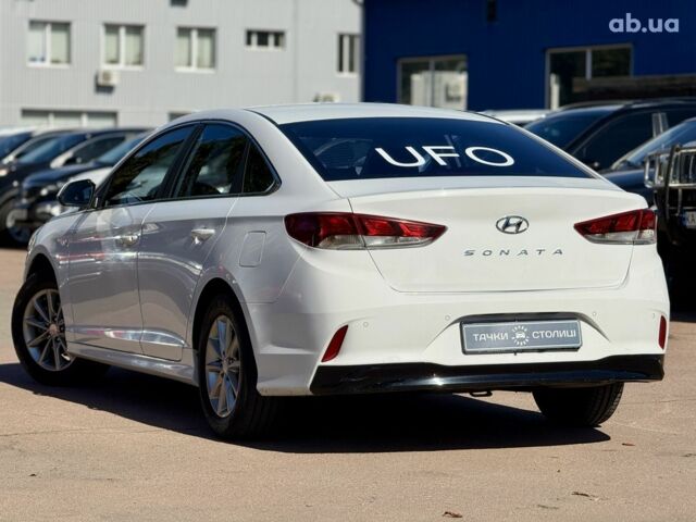 Белый Хендай Соната, объемом двигателя 2 л и пробегом 365 тыс. км за 12800 $, фото 2 на Automoto.ua