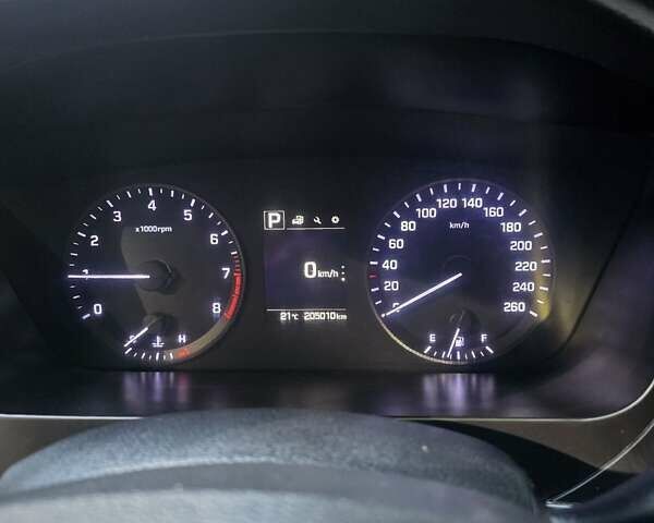 Белый Хендай Соната, объемом двигателя 2 л и пробегом 205 тыс. км за 10000 $, фото 5 на Automoto.ua