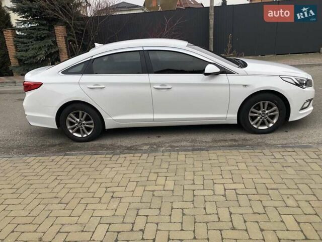 Белый Хендай Соната, объемом двигателя 2 л и пробегом 354 тыс. км за 10790 $, фото 2 на Automoto.ua