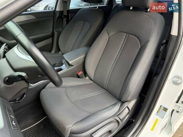 Білий Хендай Соната, об'ємом двигуна 2.36 л та пробігом 57 тис. км за 15950 $, фото 12 на Automoto.ua