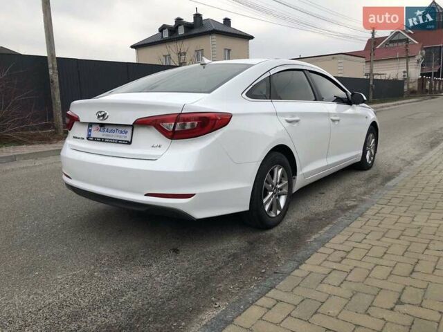 Белый Хендай Соната, объемом двигателя 2 л и пробегом 354 тыс. км за 10790 $, фото 5 на Automoto.ua
