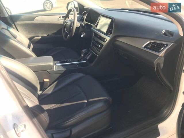 Белый Хендай Соната, объемом двигателя 2 л и пробегом 461 тыс. км за 9990 $, фото 7 на Automoto.ua