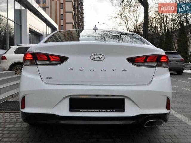Белый Хендай Соната, объемом двигателя 2.4 л и пробегом 124 тыс. км за 12000 $, фото 4 на Automoto.ua
