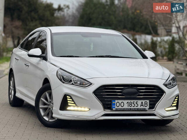 Білий Хендай Соната, об'ємом двигуна 1.69 л та пробігом 151 тис. км за 14000 $, фото 3 на Automoto.ua