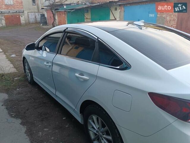 Белый Хендай Соната, объемом двигателя 2.4 л и пробегом 131 тыс. км за 14950 $, фото 1 на Automoto.ua
