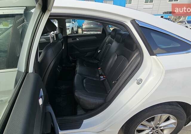 Білий Хендай Соната, об'ємом двигуна 2 л та пробігом 329 тис. км за 10990 $, фото 13 на Automoto.ua