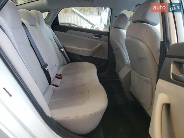 Белый Хендай Соната, объемом двигателя 2.4 л и пробегом 67 тыс. км за 2100 $, фото 9 на Automoto.ua