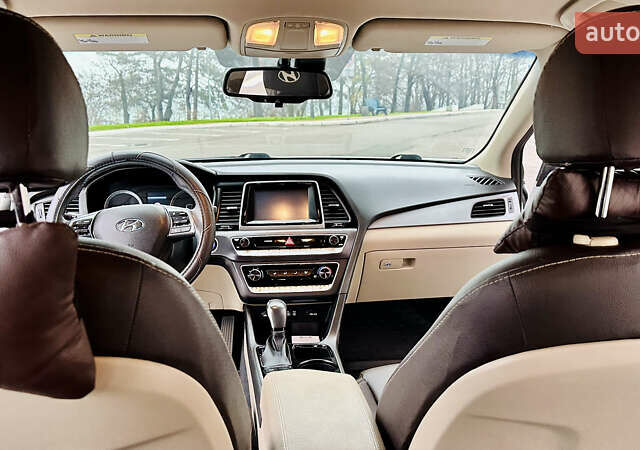 Белый Хендай Соната, объемом двигателя 2.36 л и пробегом 46 тыс. км за 14000 $, фото 5 на Automoto.ua