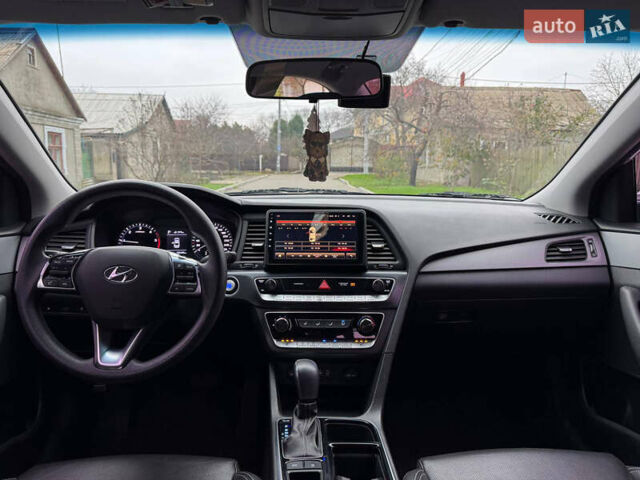 Білий Хендай Соната, об'ємом двигуна 1.69 л та пробігом 151 тис. км за 14000 $, фото 18 на Automoto.ua