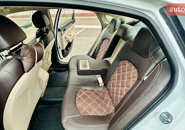 Белый Хендай Соната, объемом двигателя 2.36 л и пробегом 46 тыс. км за 14000 $, фото 10 на Automoto.ua