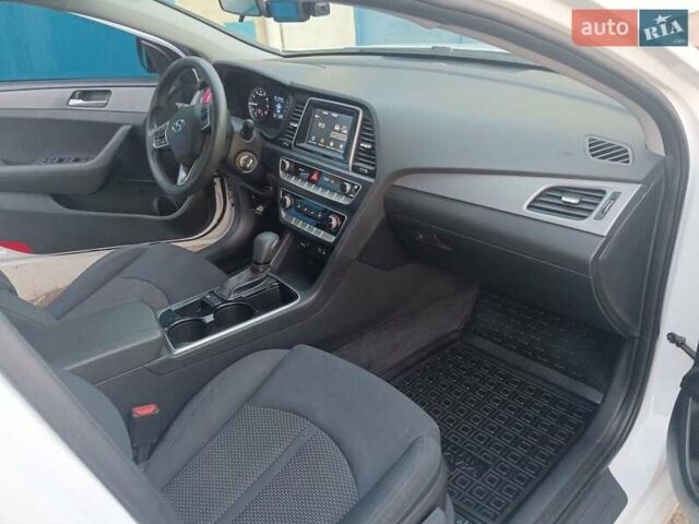 Белый Хендай Соната, объемом двигателя 2.4 л и пробегом 131 тыс. км за 14950 $, фото 5 на Automoto.ua