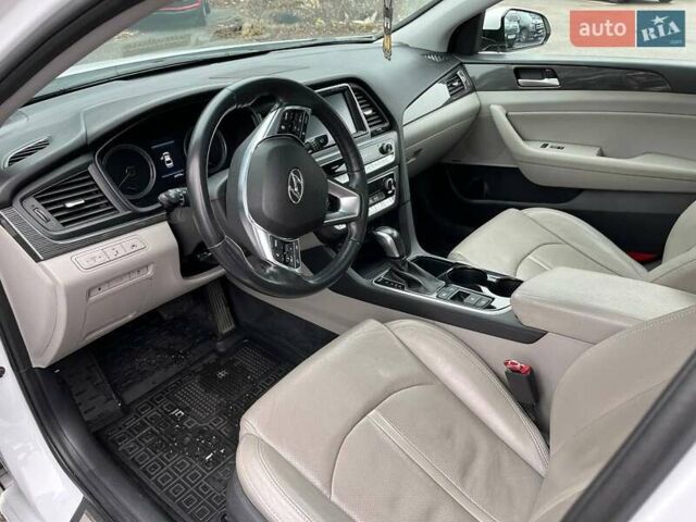 Белый Хендай Соната, объемом двигателя 2.36 л и пробегом 70 тыс. км за 13000 $, фото 5 на Automoto.ua