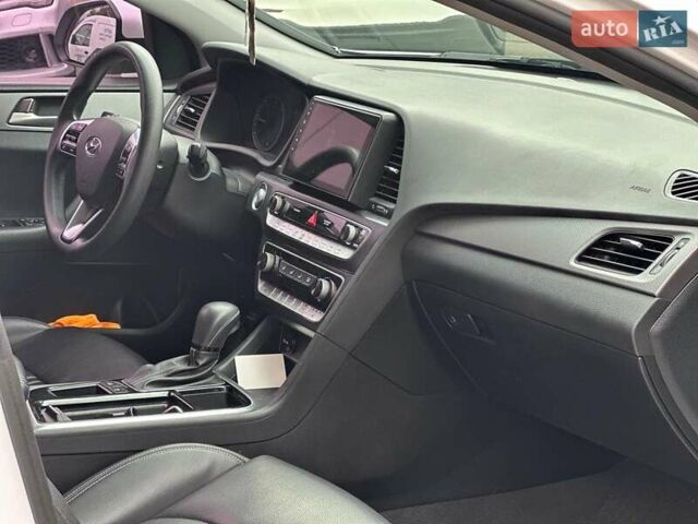 Білий Хендай Соната, об'ємом двигуна 1.7 л та пробігом 151 тис. км за 14990 $, фото 13 на Automoto.ua