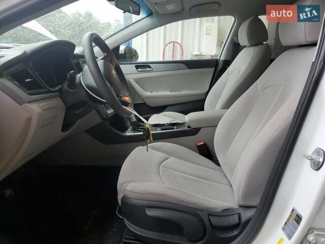Белый Хендай Соната, объемом двигателя 2.4 л и пробегом 67 тыс. км за 2100 $, фото 6 на Automoto.ua