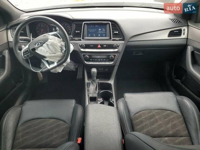 Белый Хендай Соната, объемом двигателя 2.4 л и пробегом 97 тыс. км за 2000 $, фото 7 на Automoto.ua