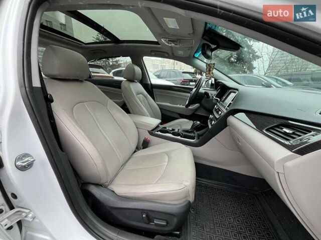 Белый Хендай Соната, объемом двигателя 2.36 л и пробегом 70 тыс. км за 13000 $, фото 7 на Automoto.ua