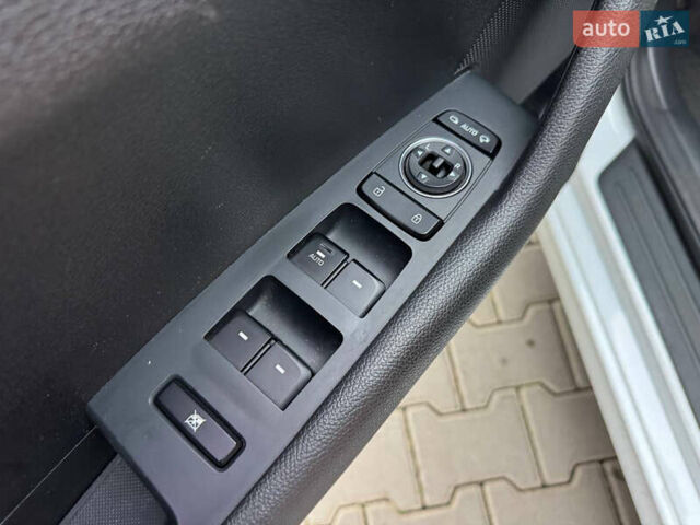 Білий Хендай Соната, об'ємом двигуна 1.69 л та пробігом 151 тис. км за 14000 $, фото 15 на Automoto.ua