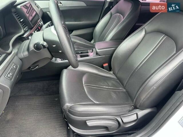 Білий Хендай Соната, об'ємом двигуна 1.7 л та пробігом 151 тис. км за 14990 $, фото 17 на Automoto.ua