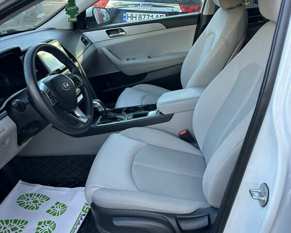 Білий Хендай Соната, об'ємом двигуна 2.5 л та пробігом 62 тис. км за 14500 $, фото 5 на Automoto.ua