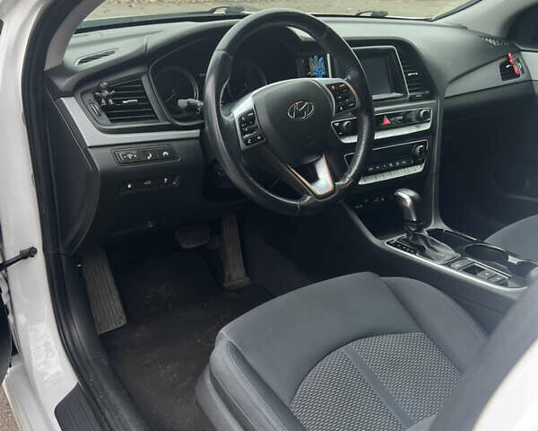 Белый Хендай Соната, объемом двигателя 2.4 л и пробегом 150 тыс. км за 13500 $, фото 16 на Automoto.ua