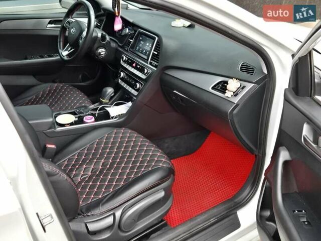 Білий Хендай Соната, об'ємом двигуна 2.4 л та пробігом 195 тис. км за 15900 $, фото 10 на Automoto.ua