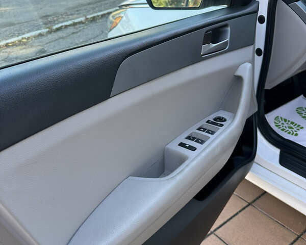 Білий Хендай Соната, об'ємом двигуна 2.5 л та пробігом 62 тис. км за 14500 $, фото 4 на Automoto.ua