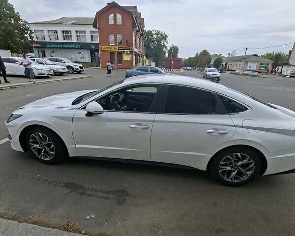 Білий Хендай Соната, об'ємом двигуна 2 л та пробігом 97 тис. км за 20000 $, фото 1 на Automoto.ua