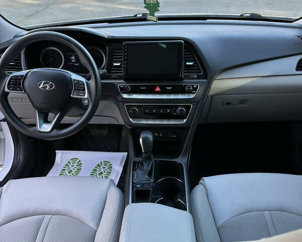 Білий Хендай Соната, об'ємом двигуна 2.5 л та пробігом 62 тис. км за 14500 $, фото 7 на Automoto.ua