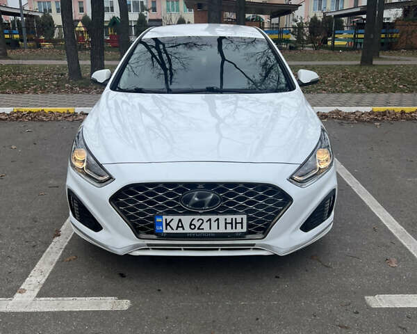 Белый Хендай Соната, объемом двигателя 2.4 л и пробегом 150 тыс. км за 13500 $, фото 1 на Automoto.ua