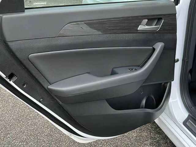 Белый Хендай Соната, объемом двигателя 2.4 л и пробегом 35 тыс. км за 4200 $, фото 7 на Automoto.ua