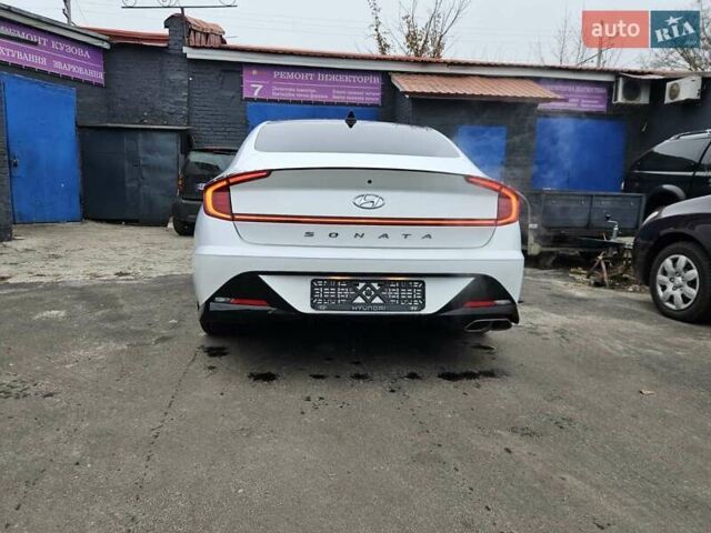 Білий Хендай Соната, об'ємом двигуна 2.5 л та пробігом 49 тис. км за 18599 $, фото 3 на Automoto.ua