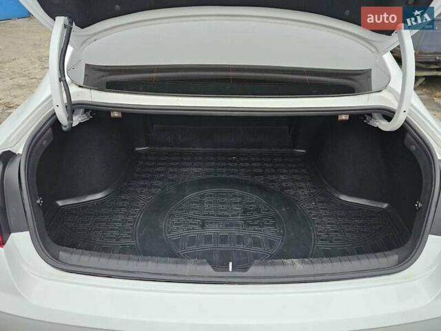 Білий Хендай Соната, об'ємом двигуна 2.5 л та пробігом 49 тис. км за 18599 $, фото 10 на Automoto.ua