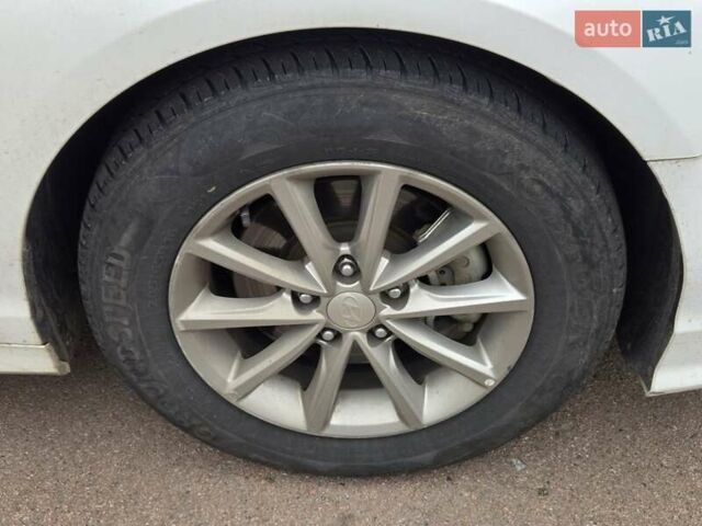 Білий Хендай Соната, об'ємом двигуна 2.4 л та пробігом 195 тис. км за 15900 $, фото 17 на Automoto.ua