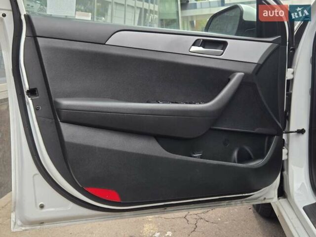 Білий Хендай Соната, об'ємом двигуна 2.4 л та пробігом 195 тис. км за 15900 $, фото 15 на Automoto.ua