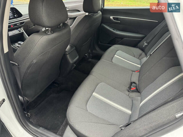 Білий Хендай Соната, об'ємом двигуна 2.5 л та пробігом 95 тис. км за 17500 $, фото 15 на Automoto.ua