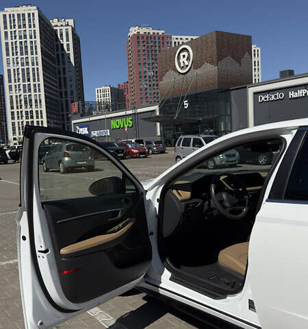 Белый Хендай Соната, объемом двигателя 2 л и пробегом 70 тыс. км за 26900 $, фото 9 на Automoto.ua