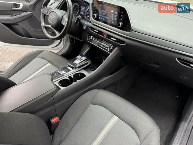 Білий Хендай Соната, об'ємом двигуна 2.5 л та пробігом 95 тис. км за 17500 $, фото 16 на Automoto.ua