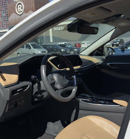 Белый Хендай Соната, объемом двигателя 2 л и пробегом 70 тыс. км за 26900 $, фото 10 на Automoto.ua