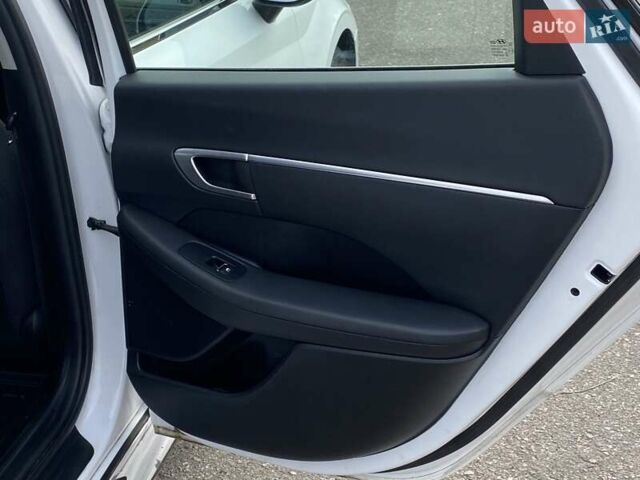 Белый Хендай Соната, объемом двигателя 2 л и пробегом 95 тыс. км за 20900 $, фото 5 на Automoto.ua