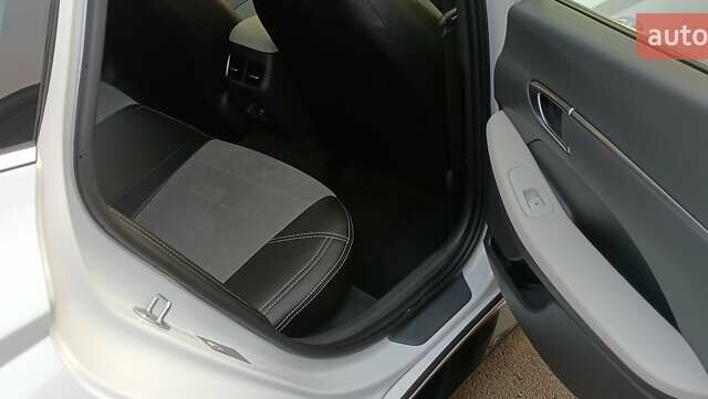 Білий Хендай Соната, об'ємом двигуна 2 л та пробігом 43 тис. км за 23550 $, фото 15 на Automoto.ua