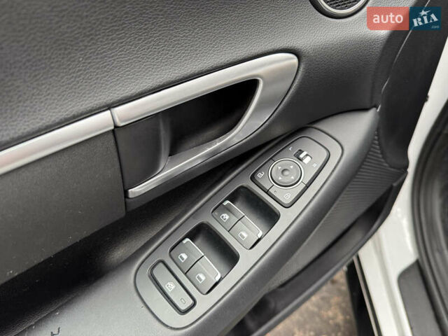 Білий Хендай Соната, об'ємом двигуна 2.5 л та пробігом 95 тис. км за 17500 $, фото 14 на Automoto.ua