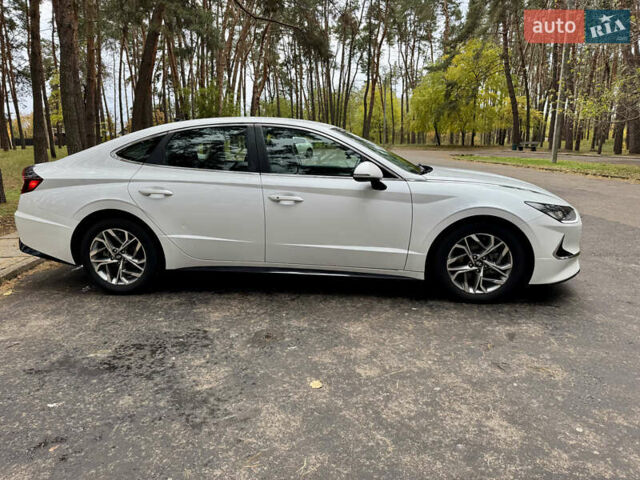 Білий Хендай Соната, об'ємом двигуна 2.5 л та пробігом 95 тис. км за 17500 $, фото 4 на Automoto.ua