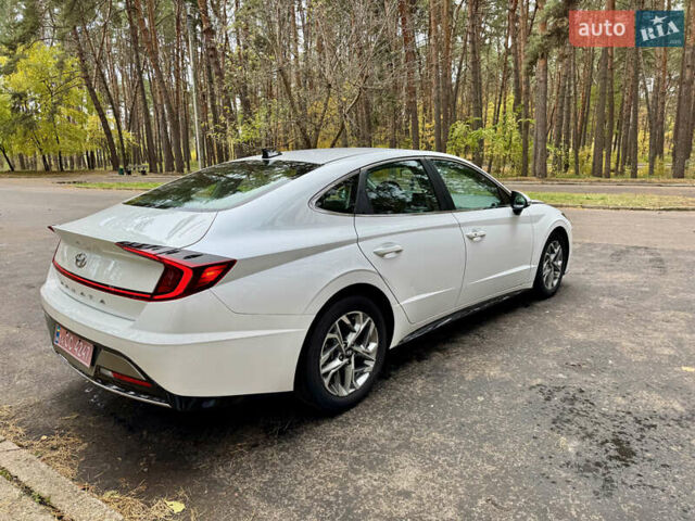 Білий Хендай Соната, об'ємом двигуна 2.5 л та пробігом 95 тис. км за 17500 $, фото 5 на Automoto.ua