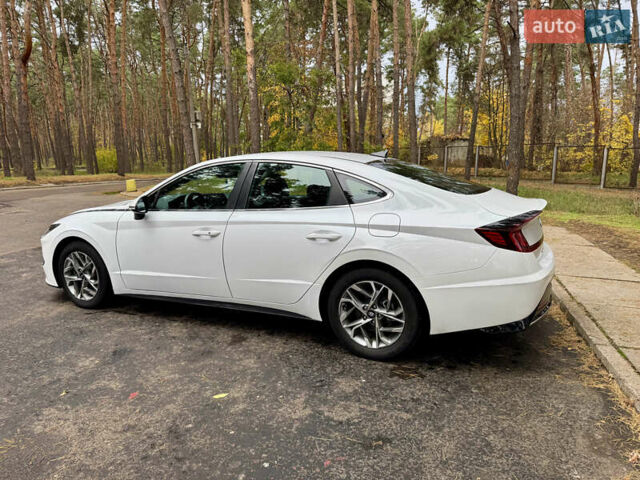 Білий Хендай Соната, об'ємом двигуна 2.5 л та пробігом 95 тис. км за 17500 $, фото 7 на Automoto.ua