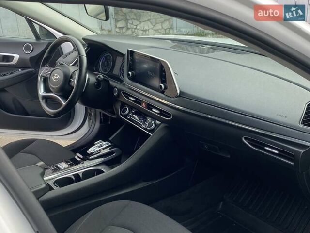 Белый Хендай Соната, объемом двигателя 2 л и пробегом 95 тыс. км за 20900 $, фото 20 на Automoto.ua