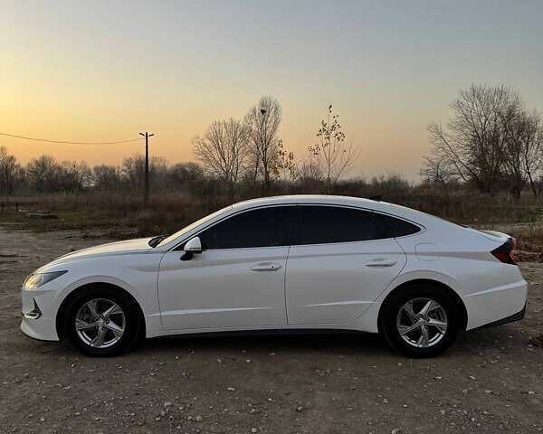 Белый Хендай Соната, объемом двигателя 2 л и пробегом 115 тыс. км за 20000 $, фото 2 на Automoto.ua